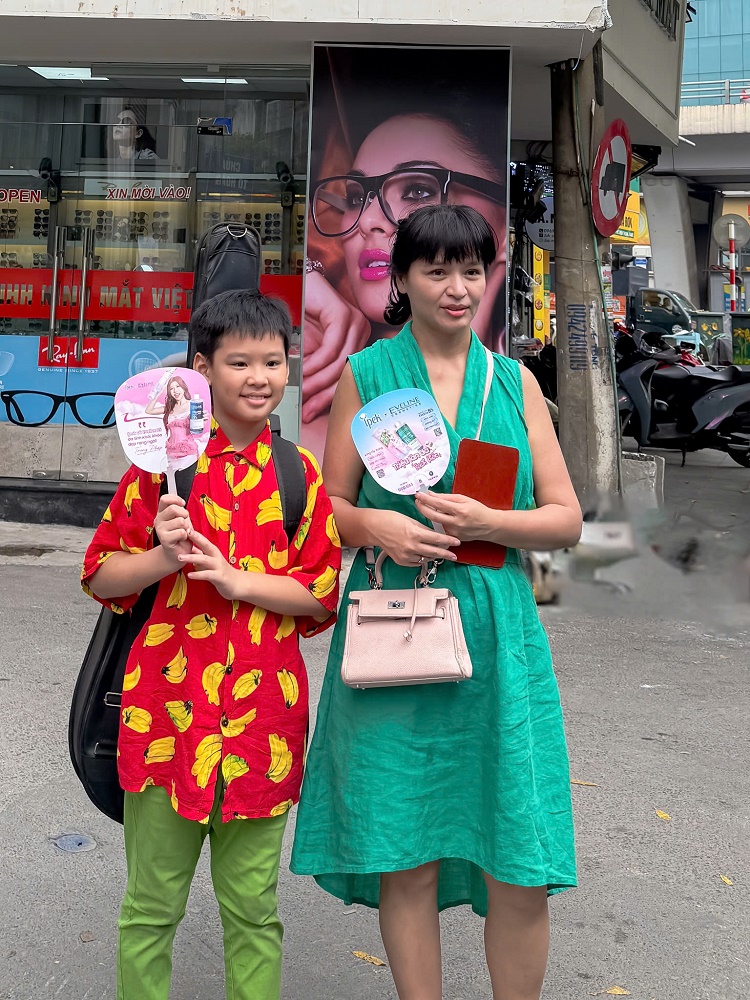 Check in nhận quà Ipek rộn ràng tại mỹ phẩm Xuân Thủy, Bạch Mai 7