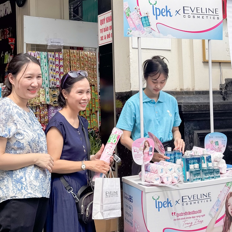 Check in nhận quà Ipek rộn ràng tại mỹ phẩm Xuân Thủy, Bạch Mai 6