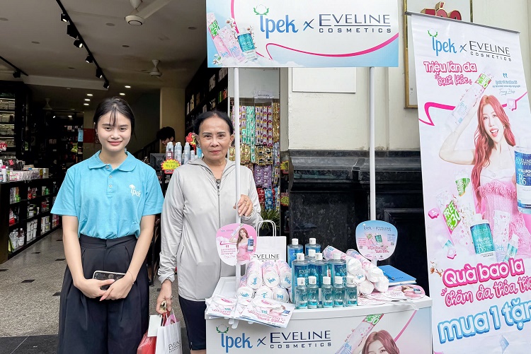 Check in nhận quà Ipek rộn ràng tại mỹ phẩm Xuân Thủy, Bạch Mai